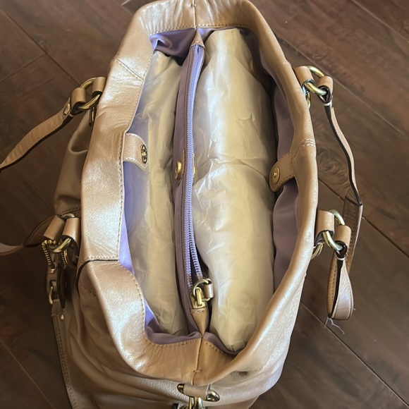 Coach Metallic leather handbag with multiple pockets and compartments - Picture 3 of 6